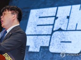 강도에게 칼자루 쥐어준 격 기사 이미지