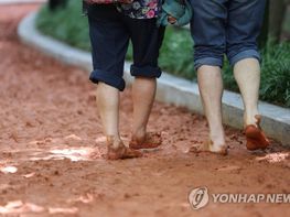 맨발 걷기운동을 시작하다 기사 이미지