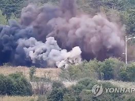 북한의 ‘폭파쇼’... 정권 타도에 나서라는 지령 기사 이미지