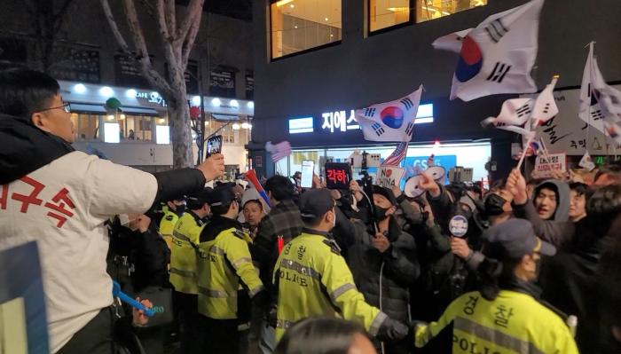 헌재 앞 탄핵 찬반 집회, 물리적 충돌 위기 기사 이미지