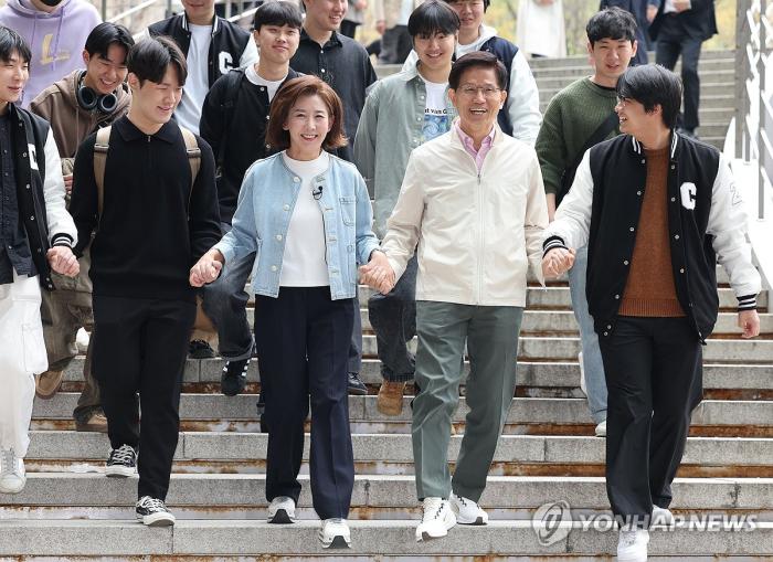 김문수-나경원, 청년들과 햄버거 회동 기사 이미지