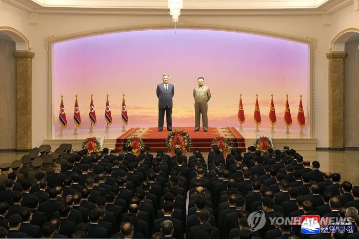 여전히 두려운 김정은..김일성 참배 불참 기사 이미지