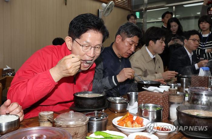 김문수, 가락시장서 대선 첫발…“경제·민생 대통령 되겠다” 기사 이미지