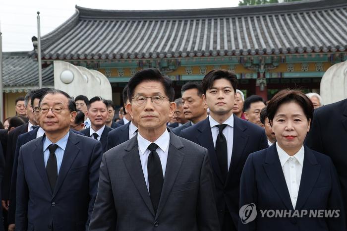 김문수, 5·18 민주묘지서 이재명 직격 기사 이미지