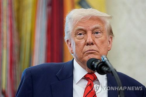 트럼프, 월마트에 직격탄…“관세 핑계로 가격 올리지 말라” 기사 이미지