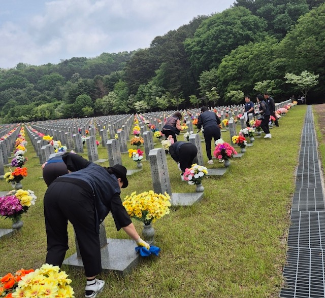국군포로 유자녀, 대전 현충원에서 나라사랑 봉사 실천 기사 이미지