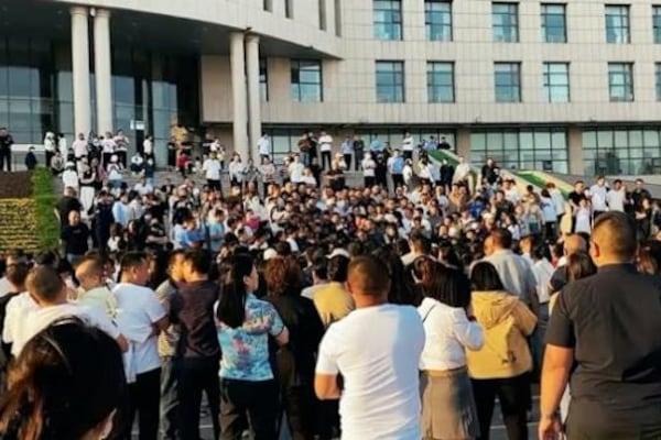 中정부의 사립학교 폐쇄 조치에 학부모 반발 기사 이미지