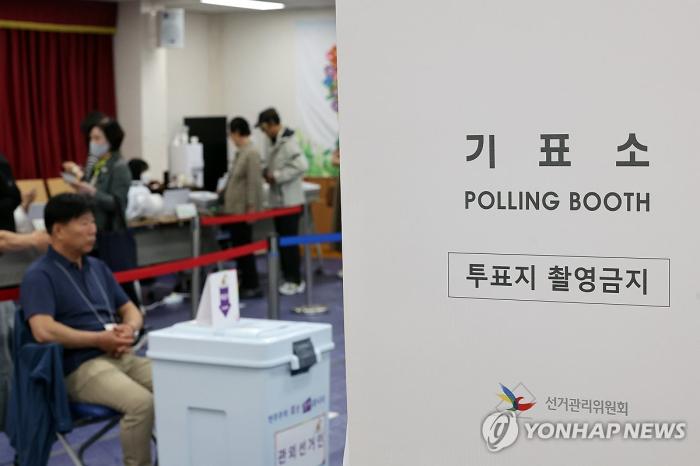 “믿고 의지할 대통령 필요”…사전투표 시작 기사 이미지