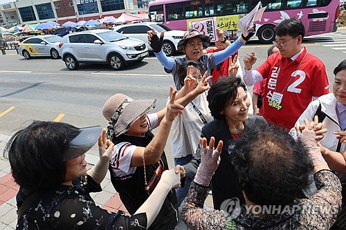 설난영 여사, 고향 순천 찾아 모교 방문…호남 표심잡기 기사 이미지