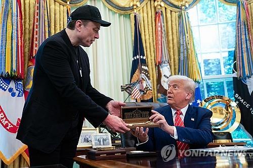 트럼프, 백악관 떠나는 머스크에 ‘황금 열쇠’ 증정 기사 이미지