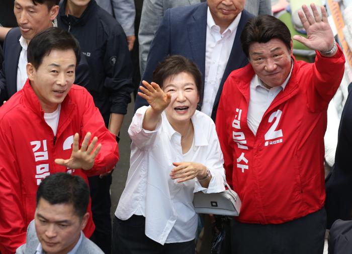 박근혜 전 대통령, 대구 서문시장 깜짝 방문 기사 이미지