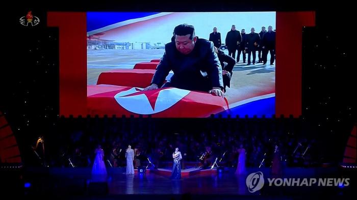 김정은, 전사자 관 위 인공기 덮는 모습 연출 기사 이미지
