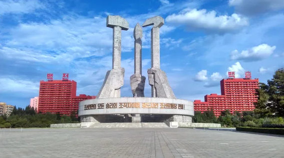 [기자생각]  ‘기념사진 미화’ 보도에 감춰진 정치선전의 이면 기사 이미지