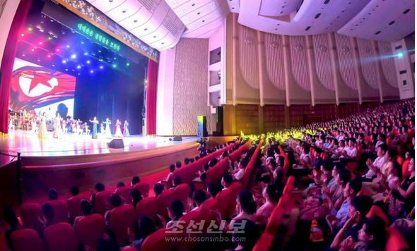 [북한의 오늘] “사회주의는 우리거야”?.. 동원 대중은 침묵 기사 이미지