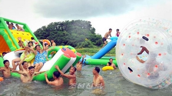 [북한의 오늘] 북한식 ‘물놀이 선전’의 이면 기사 이미지