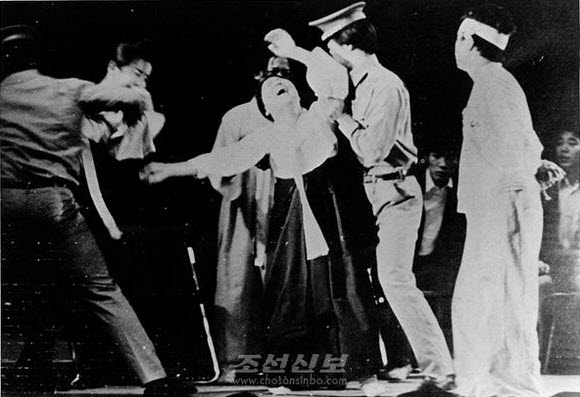 [기자생각] ‘연극’으로 미화된 체제 선전 기사 이미지