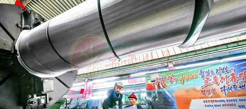 [북한 돋보기] 노동당 선전의 포장지 속 허위의 공장 미화 기사 이미지