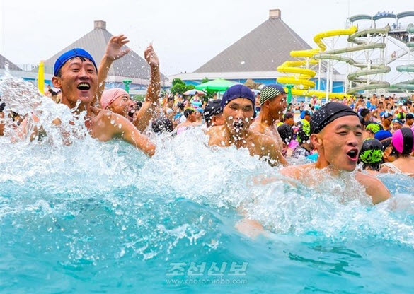[북한의 오늘] 북한이 선전하는 물놀이장 ‘웃음소리’ 기사 이미지