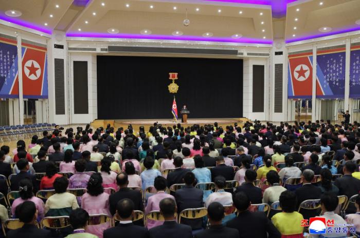[북한의 오늘] 북한식 영웅주의 미화, 현실을 가린 선전극 기사 이미지