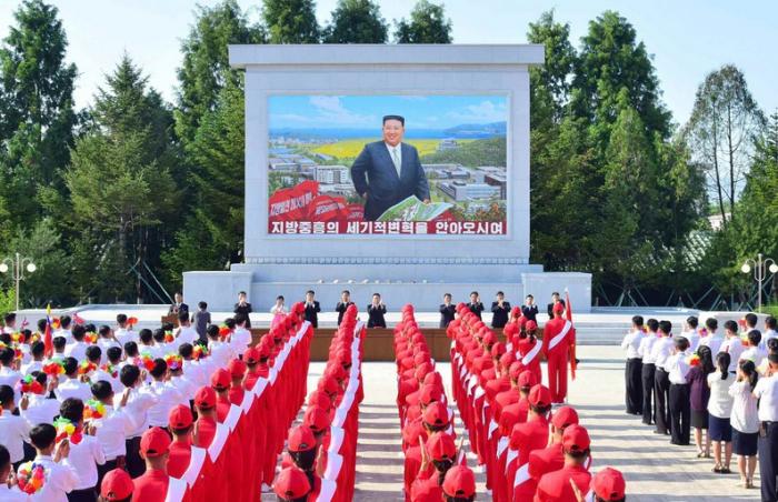 [북한의 오늘] ‘충성의 편지’라는 집단적 의식극의 허상 기사 이미지