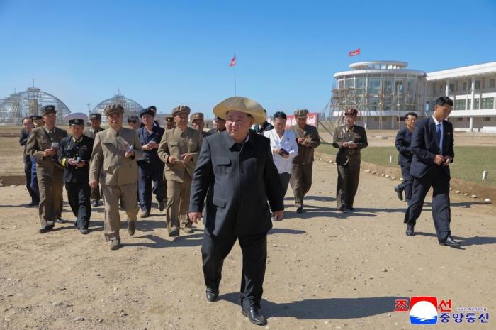 [북한의 오늘] 김정은, 신의주 온실종합농장건설 현지 지도 기사 이미지