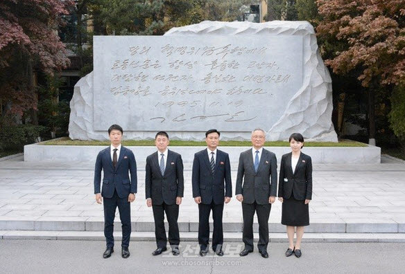[북한의 오늘] 조선신보사대표단, 로동신문사 의례방문 기사 이미지