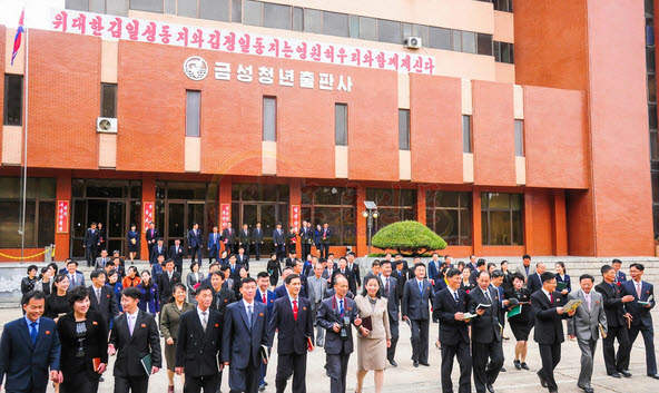 [기자생각] ‘청춘의 입을 막는 출판사’ 기사 이미지