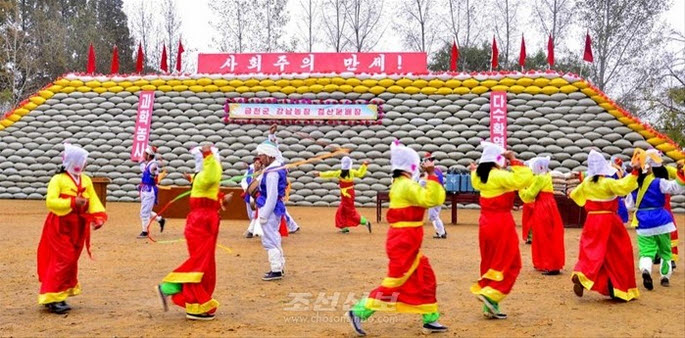 [북한의 오늘] “풍년가” 뒤에 가려진 침묵 기사 이미지