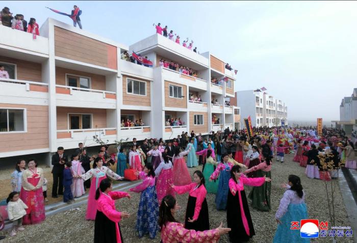 [북한 돋보기] “선경마을”의 가면 뒤 기사 이미지