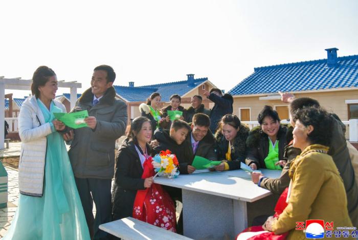 [북한 돋보기] “새 농촌주택” 선전 뒤에 가려진 것들 기사 이미지