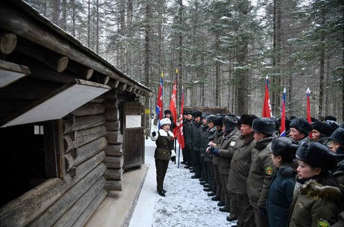 [북한의 오늘] 전국청년학생들의 백두산 답사행군 기사 이미지