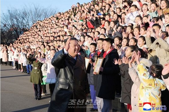 [북한의 오늘] 김정은의 설맞이공연 학생소년 접견 기사 이미지