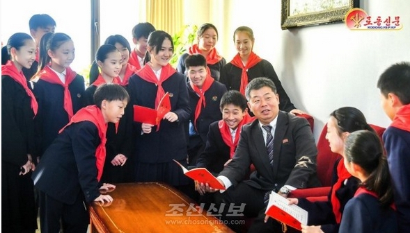 [기자생각] 재일동포 아동까지 동원한 ‘충성의 계주’ 기사 이미지