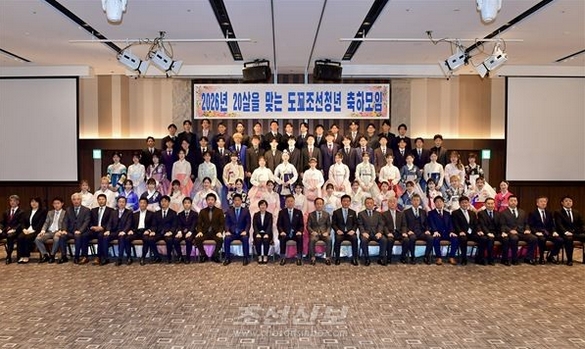 [기자생각] “긍지”라는 이름의 정치적 양육 기사 이미지