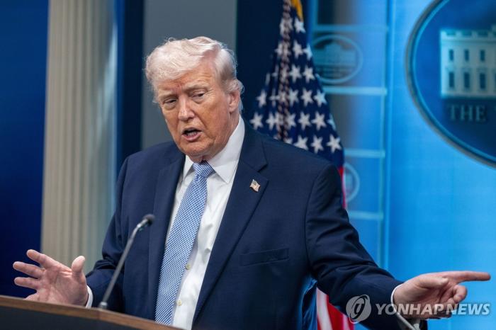 트럼프 “종전협상 낙관적.. 전력 계속 유지”
