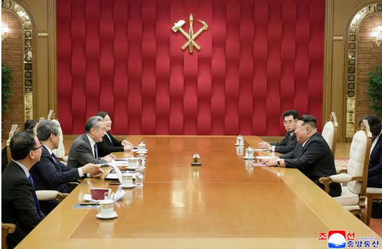 [북한의 오늘] 김정은·왕이 회동, ‘친선’의 외피 아래 숨은 거래의 민낯