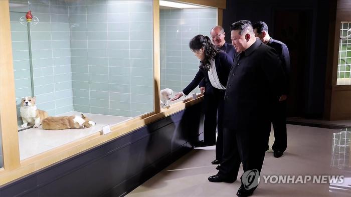 [한반도 르포] 김정은의 ‘가족 쇼윈도’와 화성지구 상업시설 시찰