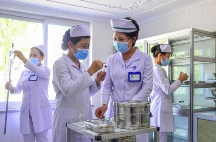 [북한 돋보기] “간호원의 헌신”