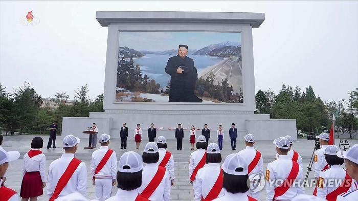 [한반도 르포] “아이들의 축제가 아니라 충성의 행군이다”
