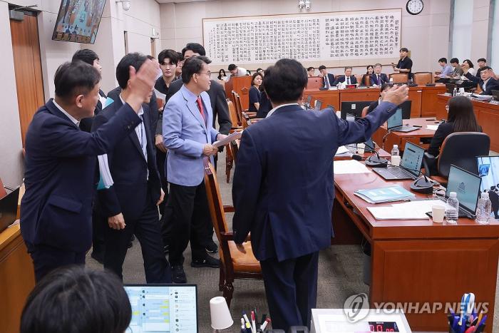 [사설] 초등학교 어린이회칙도 이런 식으로 만들지는 않는다