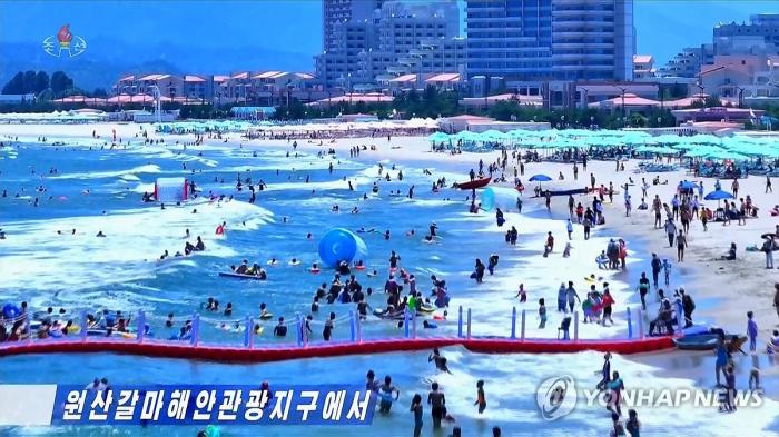 [사설] 북한 물놀이장 ‘군중’은 누구인가