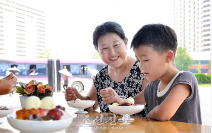[북한 돋보기] 평양의 ‘빙수 풍경’ 뒤에 가려진 북한 주민들의 여름