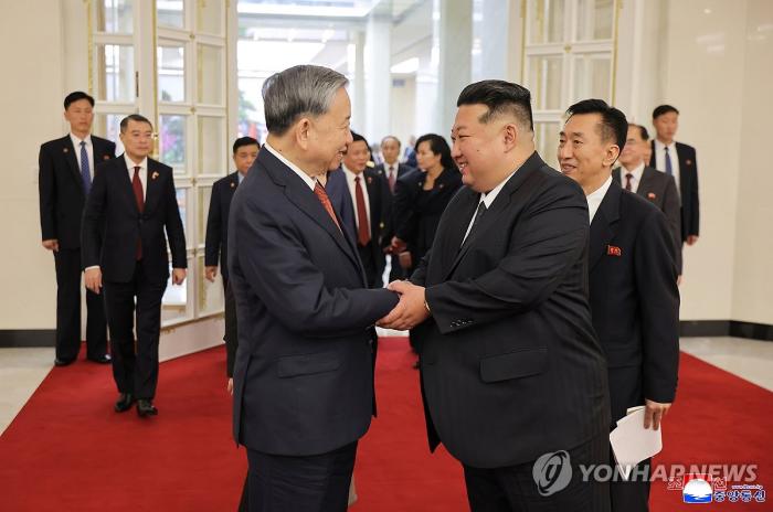 [북한의 오늘] 김정은, 베트남에 ‘친선’ 강조