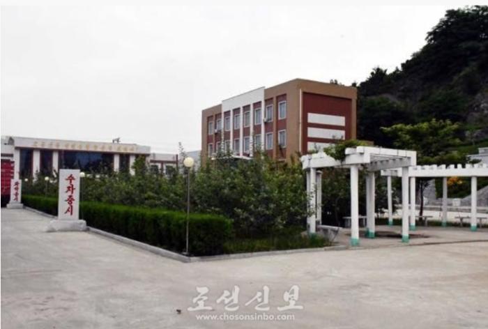 [북한 돋보기] “빵과 칼국수가 식생활 혁명?”