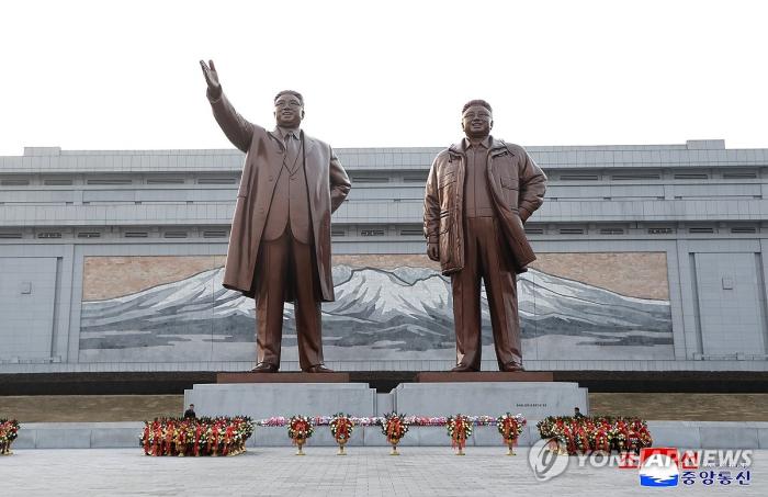 [북한 돋보기] 北 김일성·김정일 동상에 유엔기구 꽃바구니