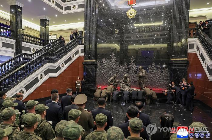 [북한 돋보기] 김정은, 파병 병사 치켜세우며 전쟁 동원 정당화