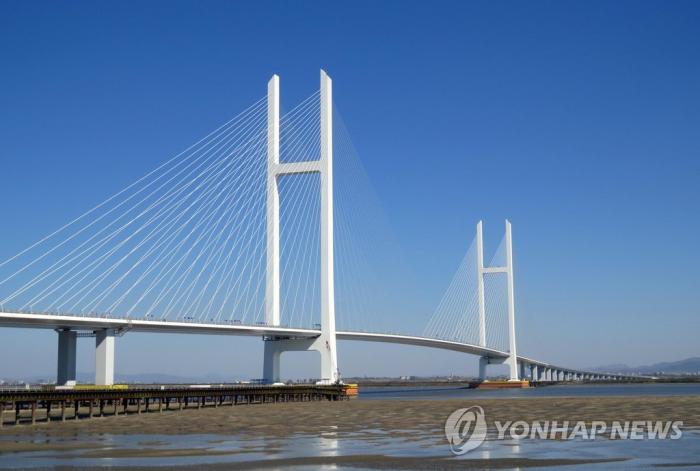 [사설] 자유가 건너지 못하는 대교는 사상누각이다
