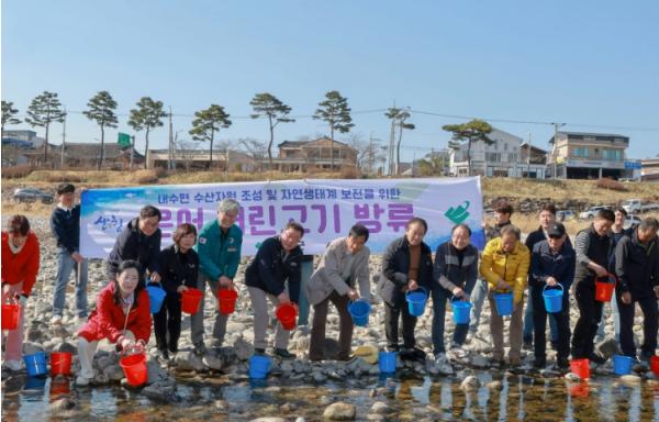 산청군, ‘은어 치어 방류’로 수산자원 회복 활력 불어넣는다 기사 이미지