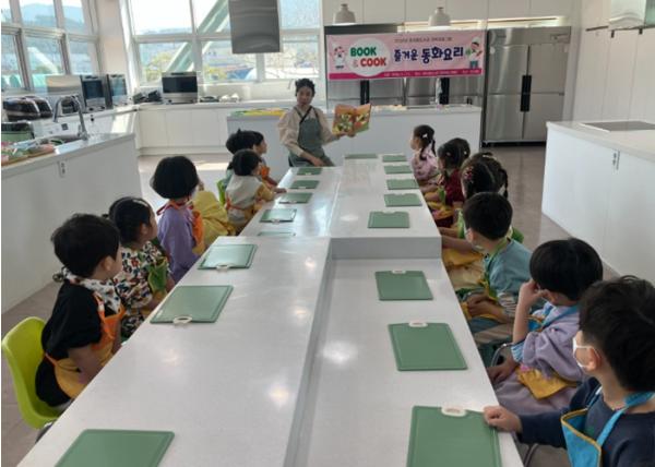 통영시 꿈이랑도서관, 오감만족 어린이 견학프로그램 인기  기사 이미지