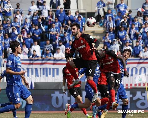김해FC2008, 수원전 0-3 패배에도 빛난 ‘레드 열기’… 팬들과 함께 재도약 다짐 기사 이미지